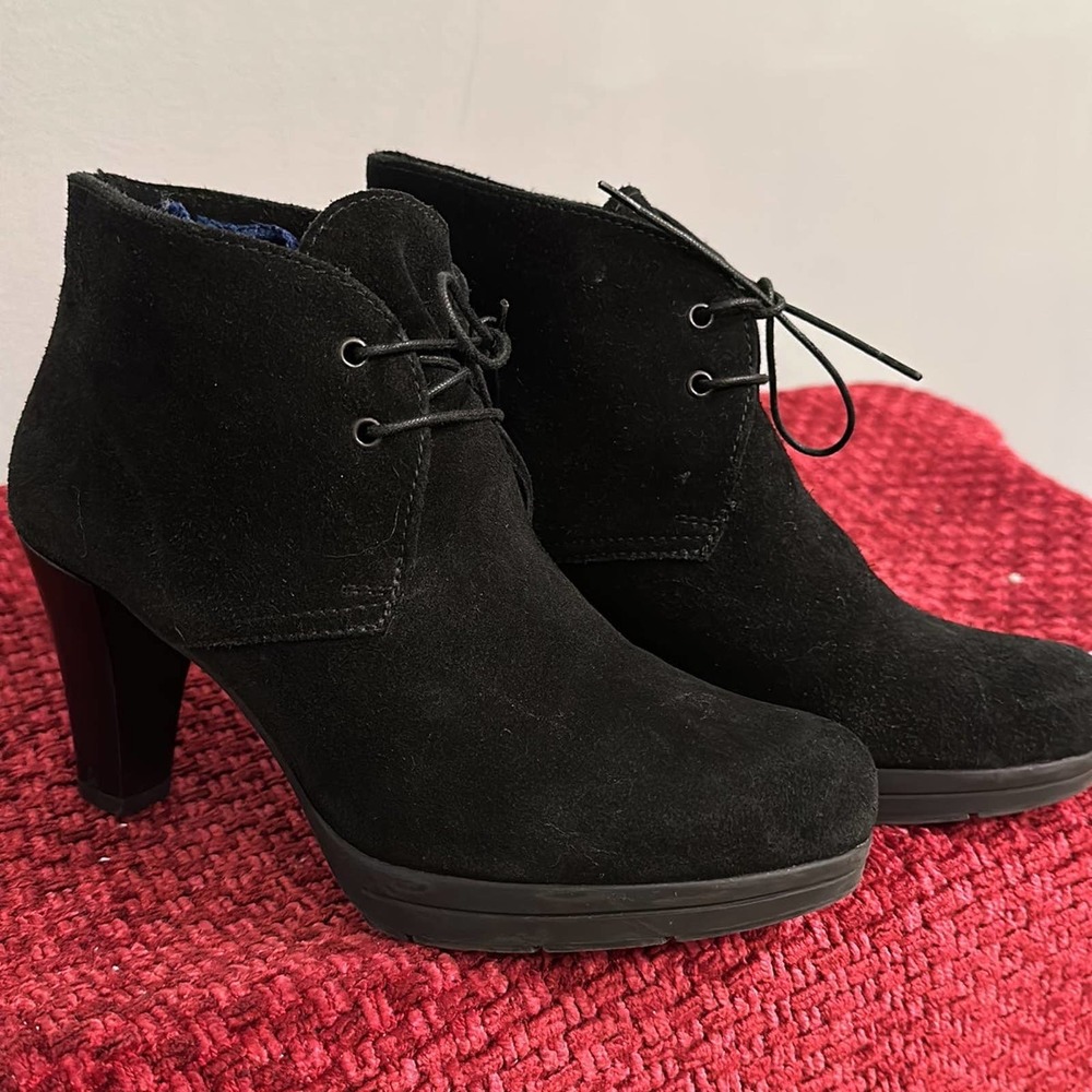 La CANADIENNE Black suede lace up bootie sz 6.5 Like New Condition